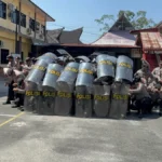 personel-polres-pematangsiantar-mengikuti-latihan-pengendalian-massa-dalmas-di-lapangan-apel-sebagai-persiapan-menghadapi-unjuk-rasa-ut58S (1)